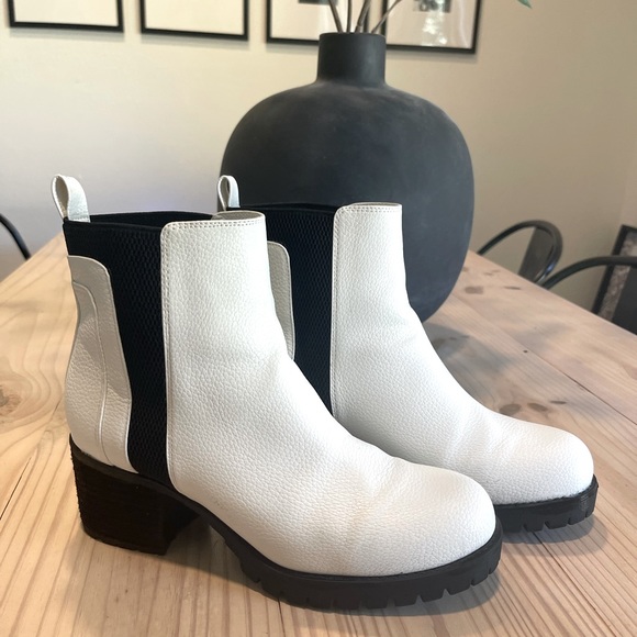 White ankle Booties 8.5 - Picture 2 of 3
